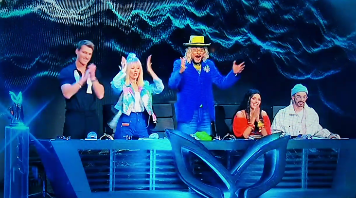 Члены жюри в 3 выпуске шоу «Маска». Скриншот с экрана телевизора.