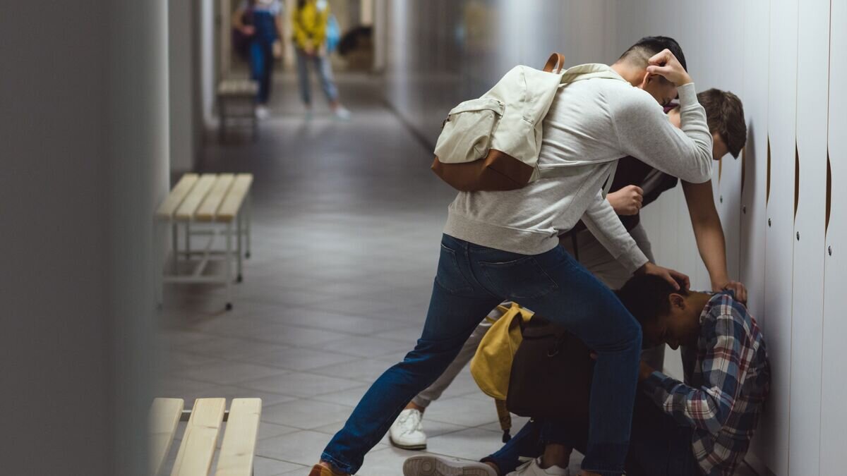    Конфликт подростков © Depositphotos.com / ArturVerkhovetskiy