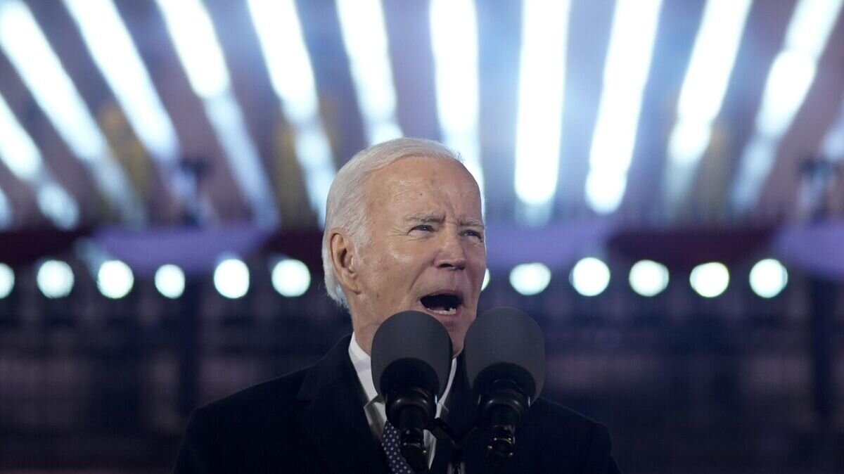 Президент США Джо Байден во время выступления в Варшаве© AP Photo / Evan Vucci