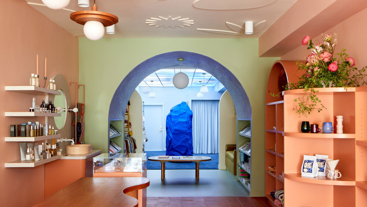 Разные цвета контрастируют друг с другом в дизайне Ади Гудрич для магазина Dreams в Лос-Анджелесе.