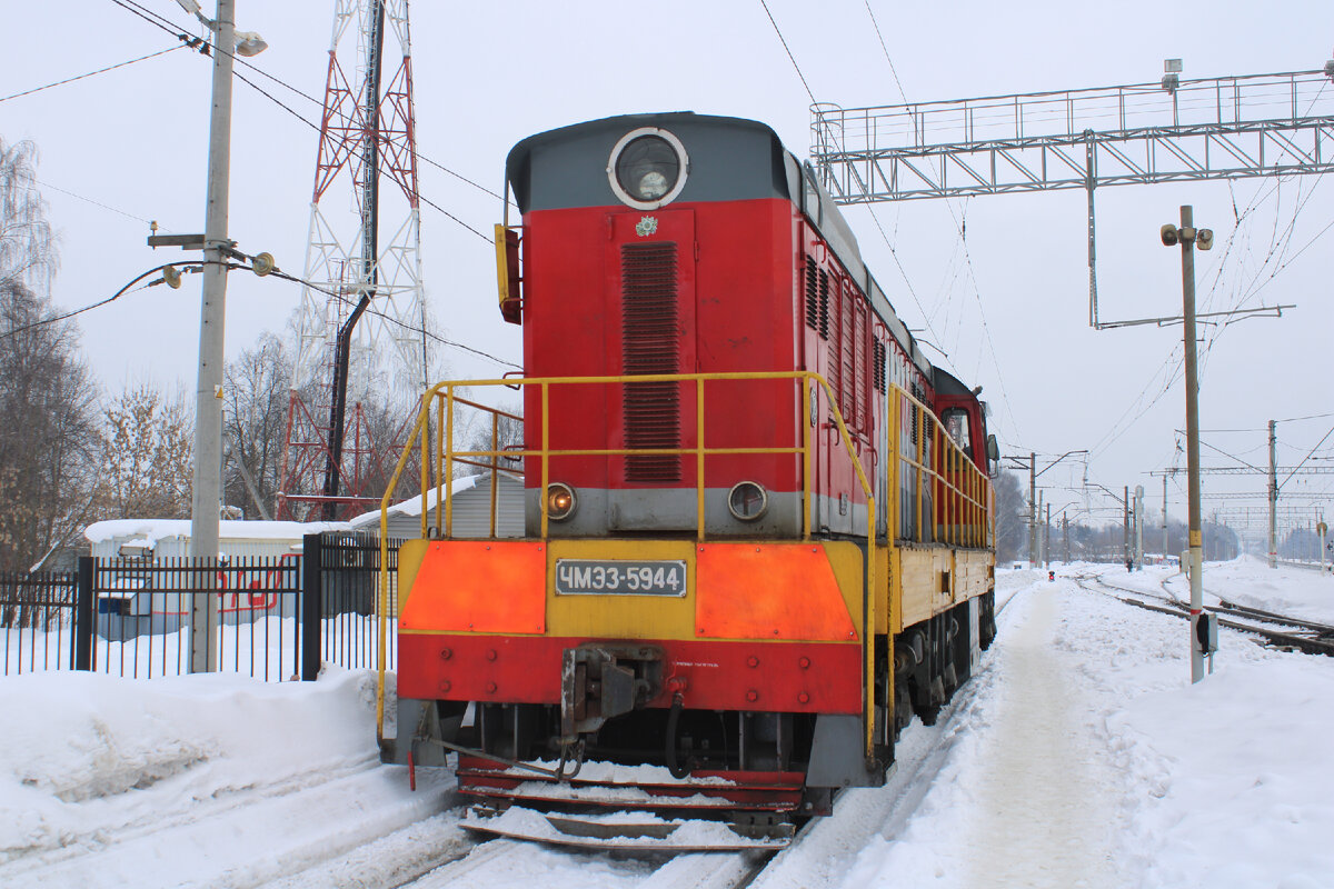Тепловоз ЧМЭ3-5944 на станции Купавна. 