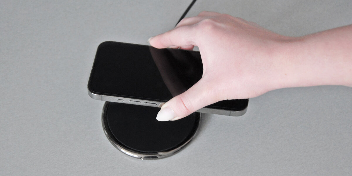 Беспроводное зарядное устройство LNT3-BK от LYAMBDA. У смартфона не перекручивается провод, не теряется кабель, не изнашивается разъем телефона.