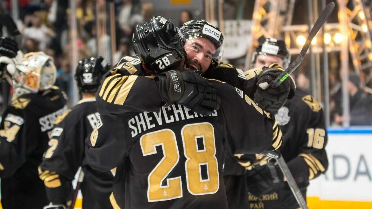     «Моряки» сотворили настоящее чудо — обыграли команду из Уфы «Салават Юлаев» и прошли во второй раунд Кубка Гагарина. Команда из Владивостока — первая в истории КХЛ, которой удалось выиграть серию плей-офф (первый тур) с 7-го места Восточной конференции.