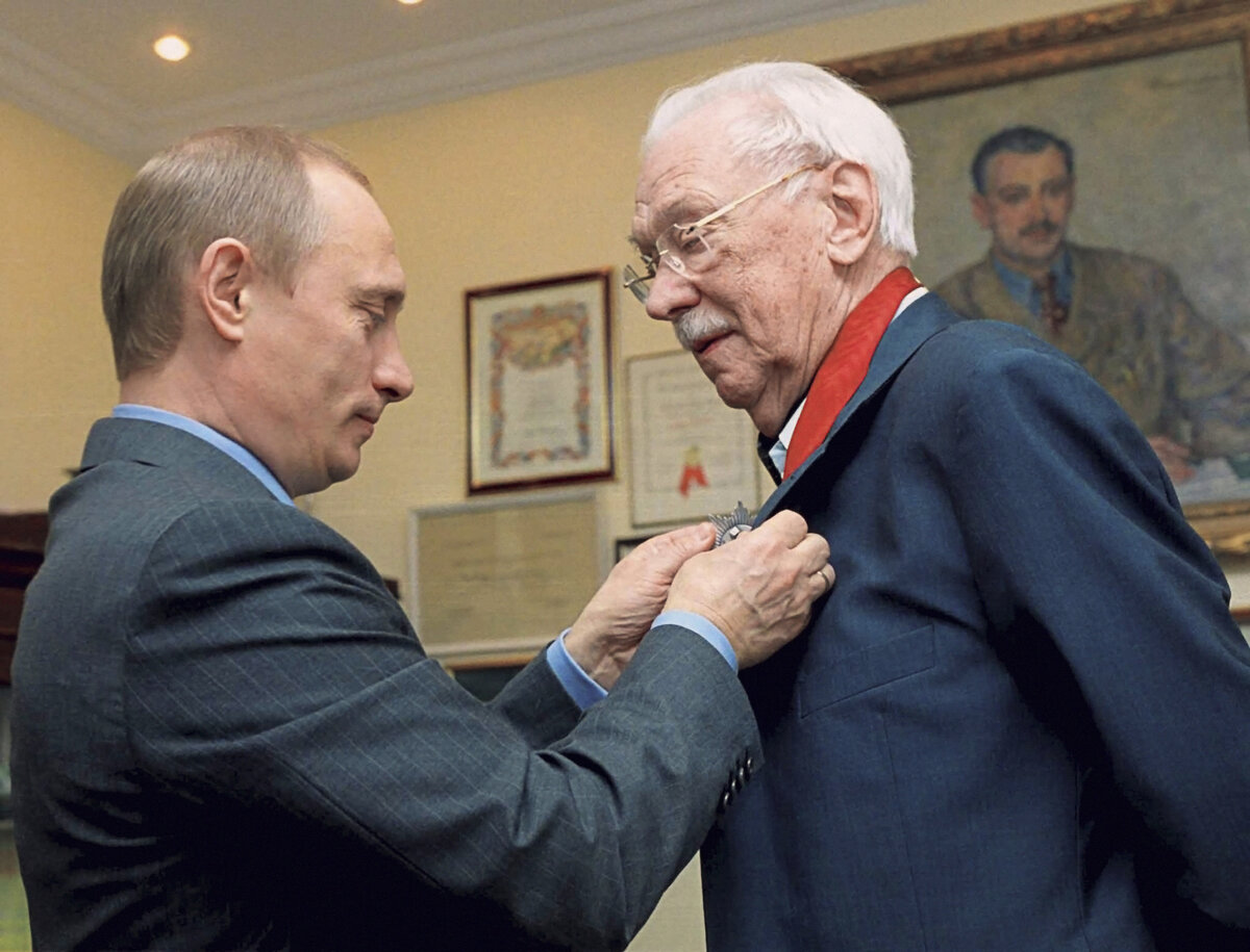 Награды сергея михалкова. Сергей Михалков и Путин. Награждение Сергея Михалкова Путиным. Путин награждает Сергея Михалкова. Сергей Михалков 110.