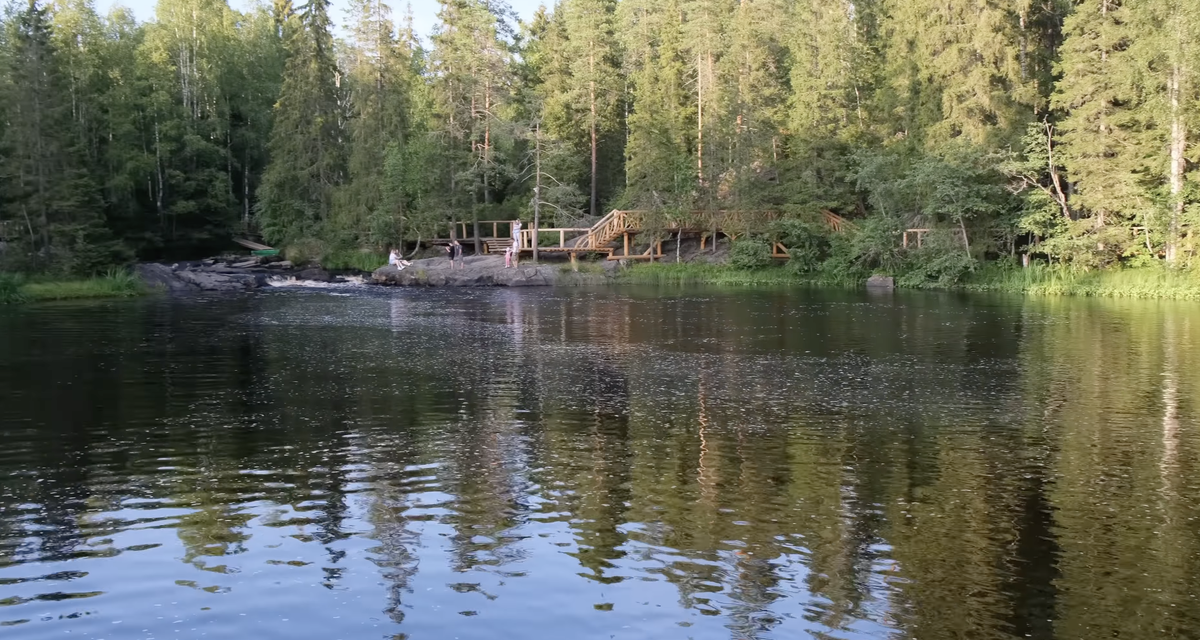 Несмотря на то, что место находится рядом с дорогой, здесь тихо и спокойно