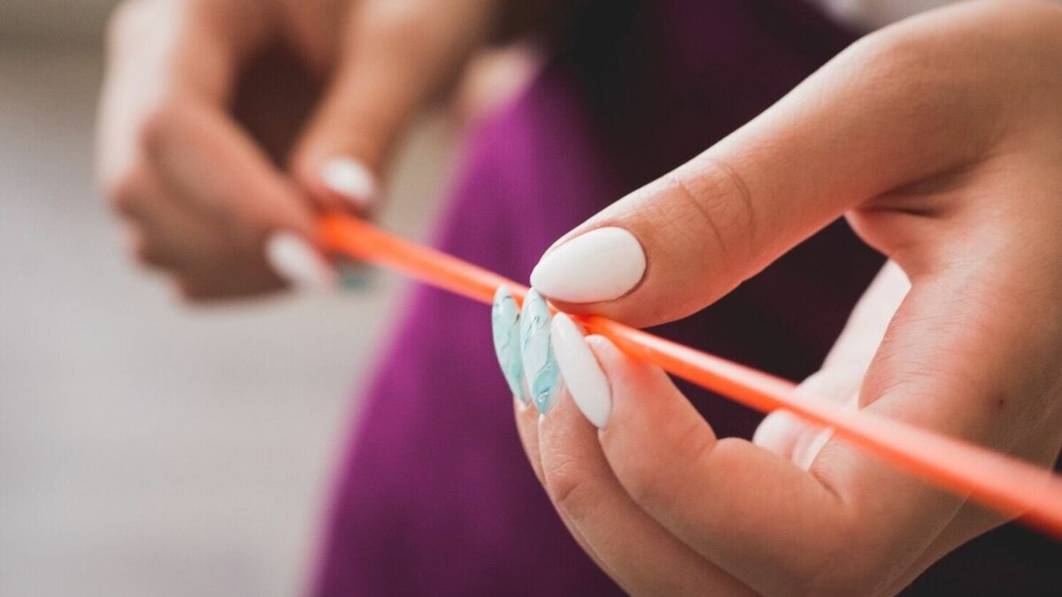     Управление образования Казани отреагировало на скандал с видео, где учеников лицея №186 заставляли поднимать руку вверх во время репетиции номера. На сцене школьник исполнял песню «Я русский» певца Шаман.