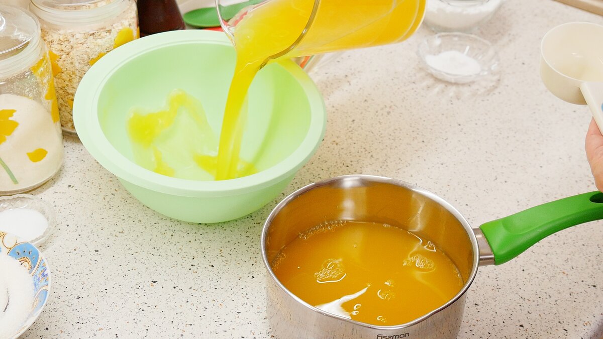 Нам понадобится литр любой вкусной жидкости. В данном случае у нас апельсиновый сок. Делим литр сока на 2 части: 600 мл наливаем в ковшик. А 400 мл в довольно большую миску.

