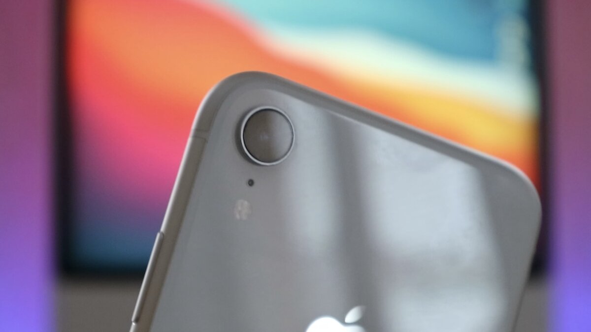 iPhone XR был выпущен в 2018 году, как более доступный альтернативный вариант iPhone XS и XS Max.-2