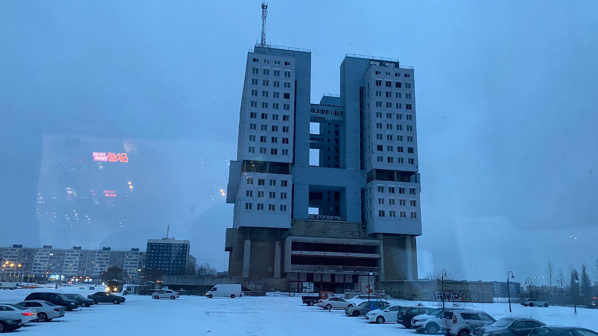Недостроенный Дом Советов. Фото автора.
