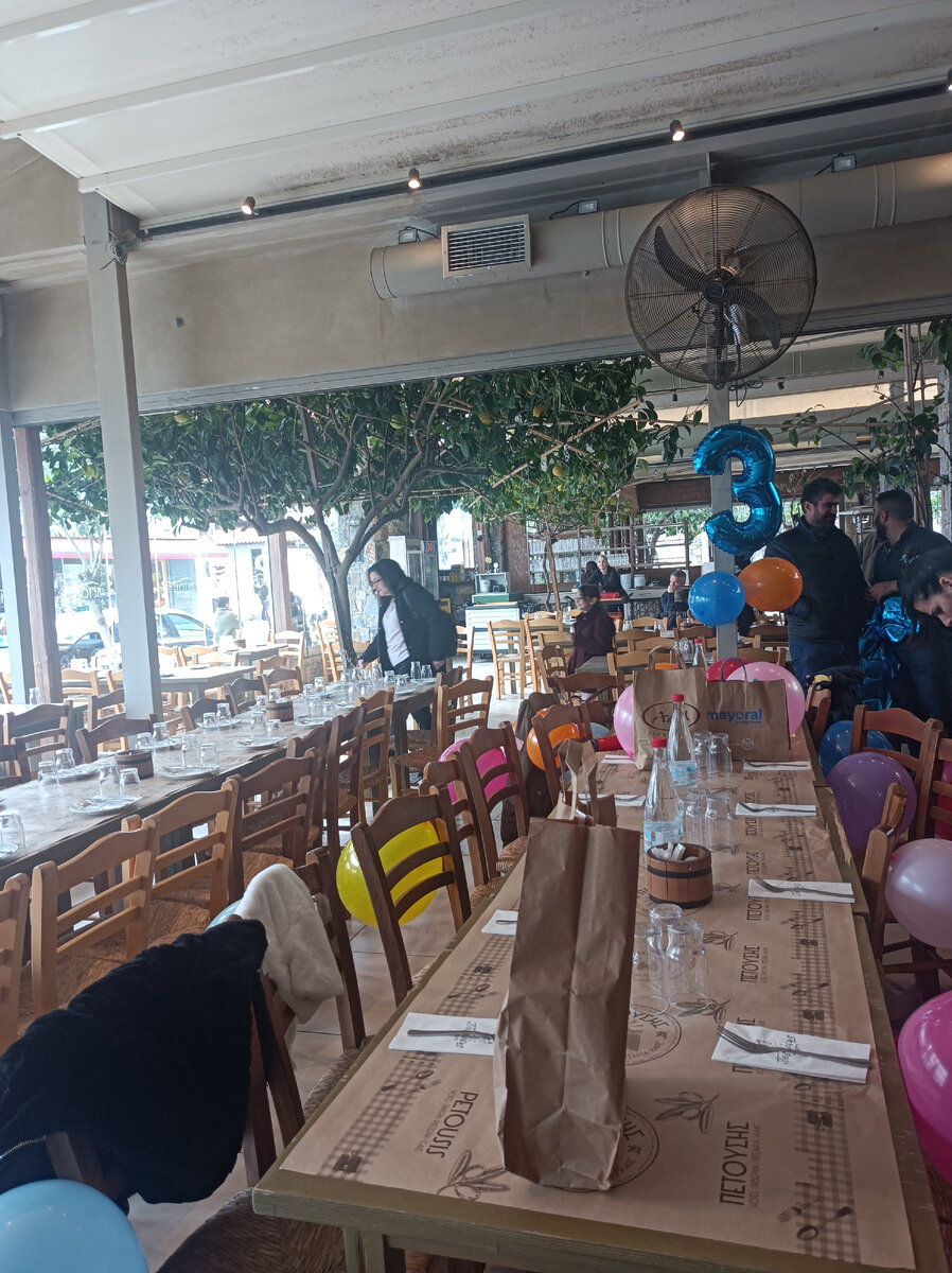 Нередко дни рождения устраивают в тавернах. Можно прийти со своими шариками (фото автора)