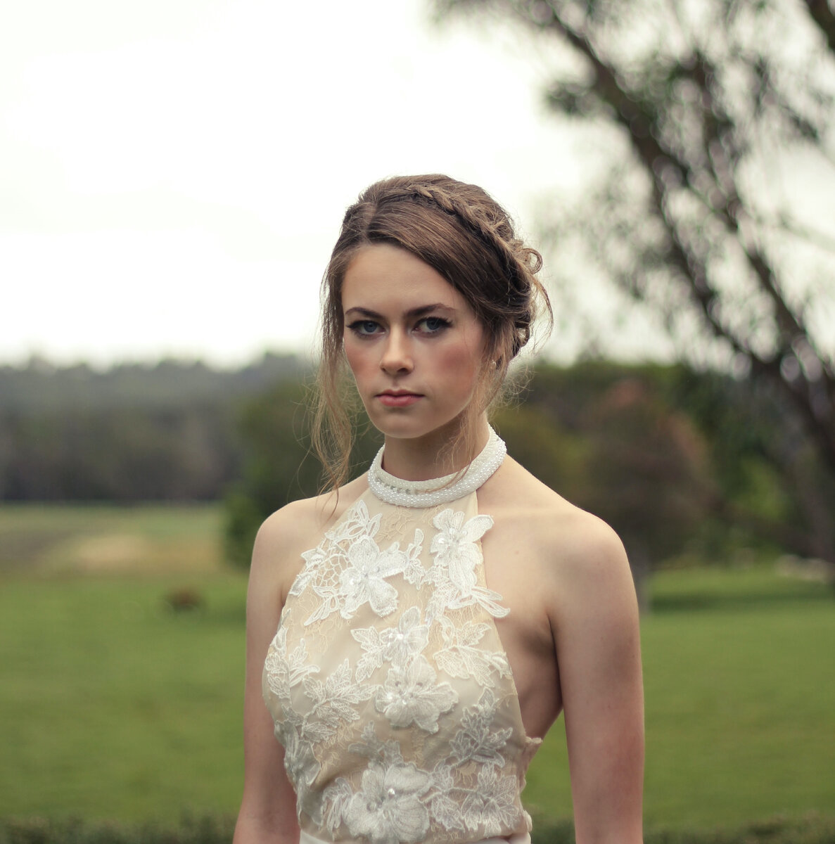 "Что вы делаете?!" — закричала Оля. "Господи, господи" — начала истерично причитать Татьяна Алексеевна,  махая руками и пытаясь через голову снять платье, но в итоге застряла в нем.