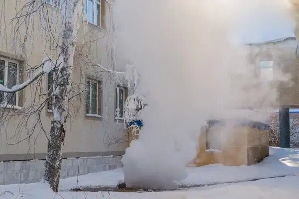 Произошедшая 5 апреля коммунальная авария на Рижском проспекте показала актуальность проблемы ветхих теплосетей и напомнила горожанам, что в Смольном ни за что не отвечают.