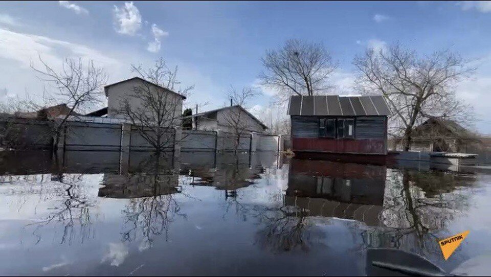     Гомельские спасатели убирали соседский дом с огорода пенсионерки, который занесло разлившейся рекой. Фото: скриншот с видео Sputnik.by