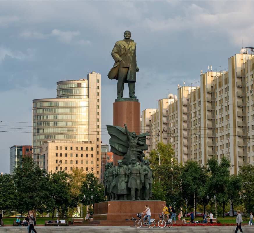 Памятник ленина в метро. Памятник Ленину на Октябрьской площади в Москве. Памятник Ленину на Калужской площади в Москве. Ленин на Калужской площади. Памятник Ленину Москва м Октябрьская.