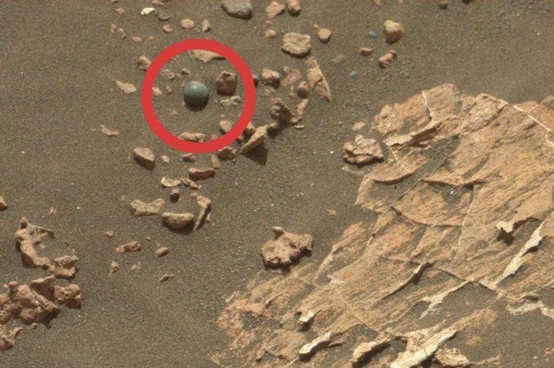 Скину на марса. Марс снимки с марсохода странные. Находки на Марсе 2022. Снимки планеты Марс с марсохода. Снимки Марса Кьюриосити.