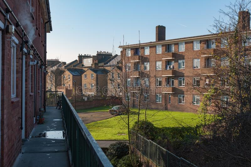 Кирпичное здание в пригороде Южного Лондона для бедных.