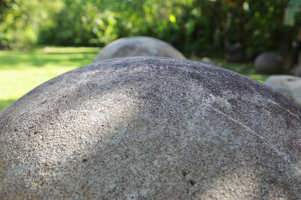 Каменная сфера на месте археологических раскопок Finca 6 By François Bianco - Diquis Stone spheres, CC BY-SA 2.0