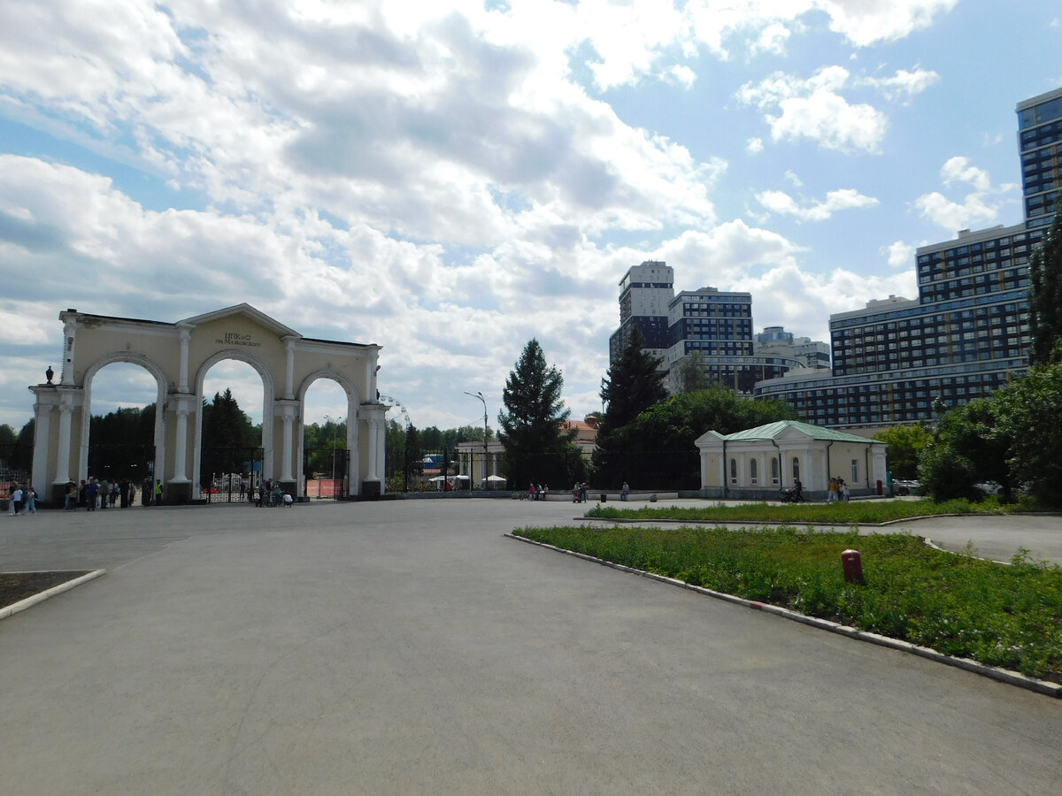 Дома подступили вплотную к ЦПКиО в Екатеринбурге. Фото автора.