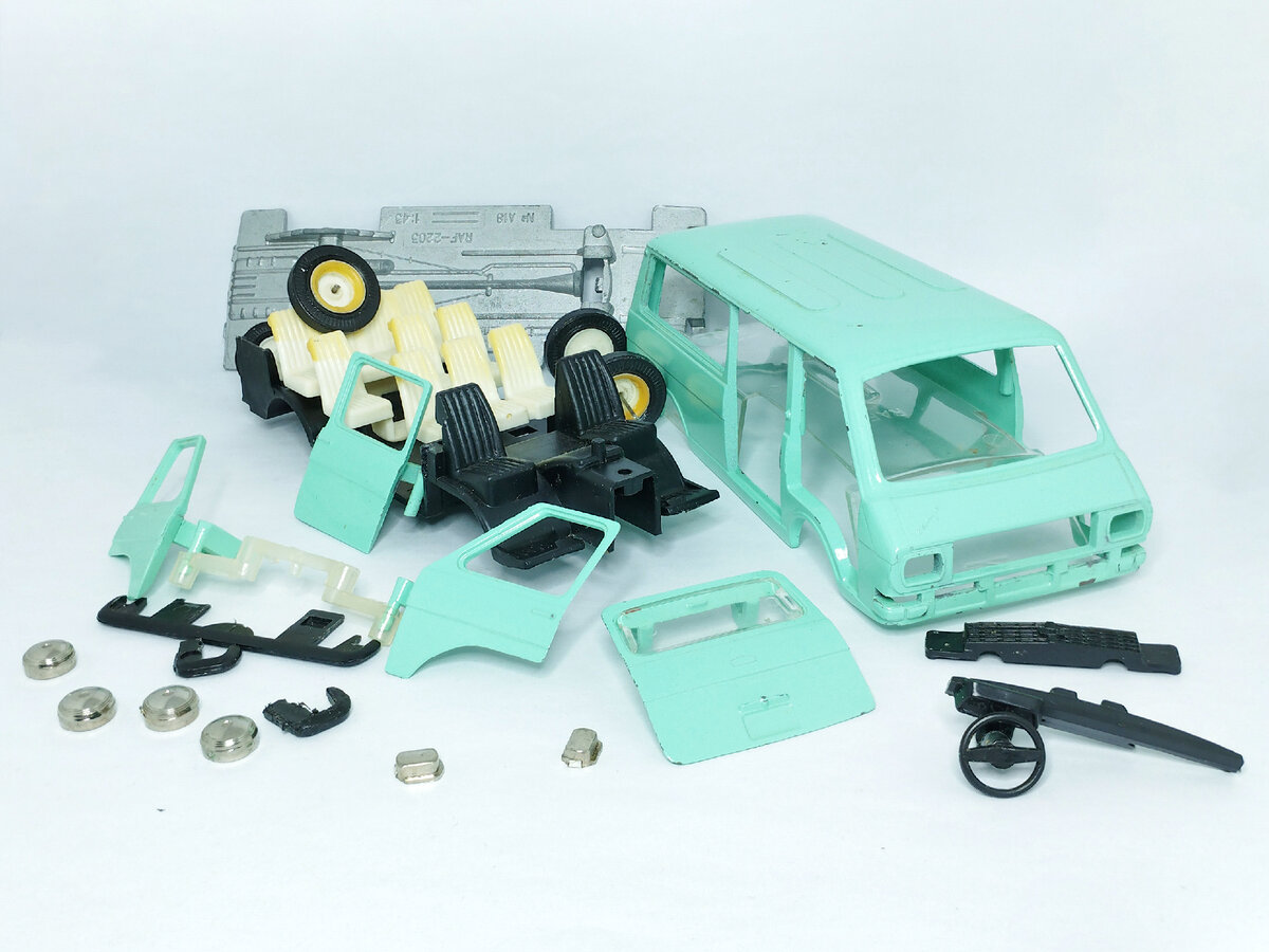 Рис. 2. Модель автомобиля РАФ-2203 в разобранном виде