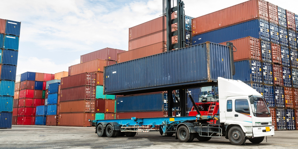 грузовые автомобили для перевозки стройматериалов. грузовые машины для перевозки. автоперевозка контейнеров. погрузка фуры. машина с коробками.