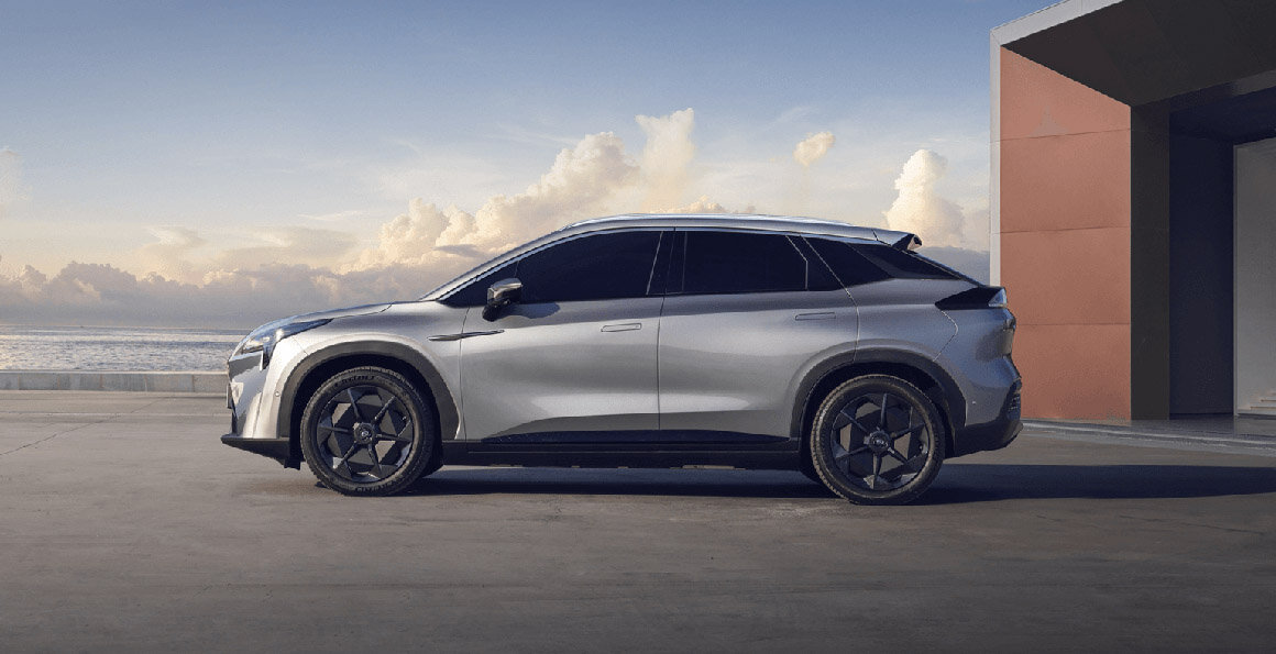 Прямым конкурентом считается и японский гибрид Mitsubishi Eclipse Cross.