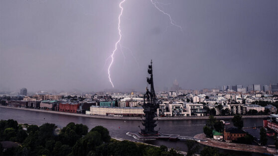    Приближающийся к Москве холодный атмосферный фронт принесет грозы Ирина Петрова