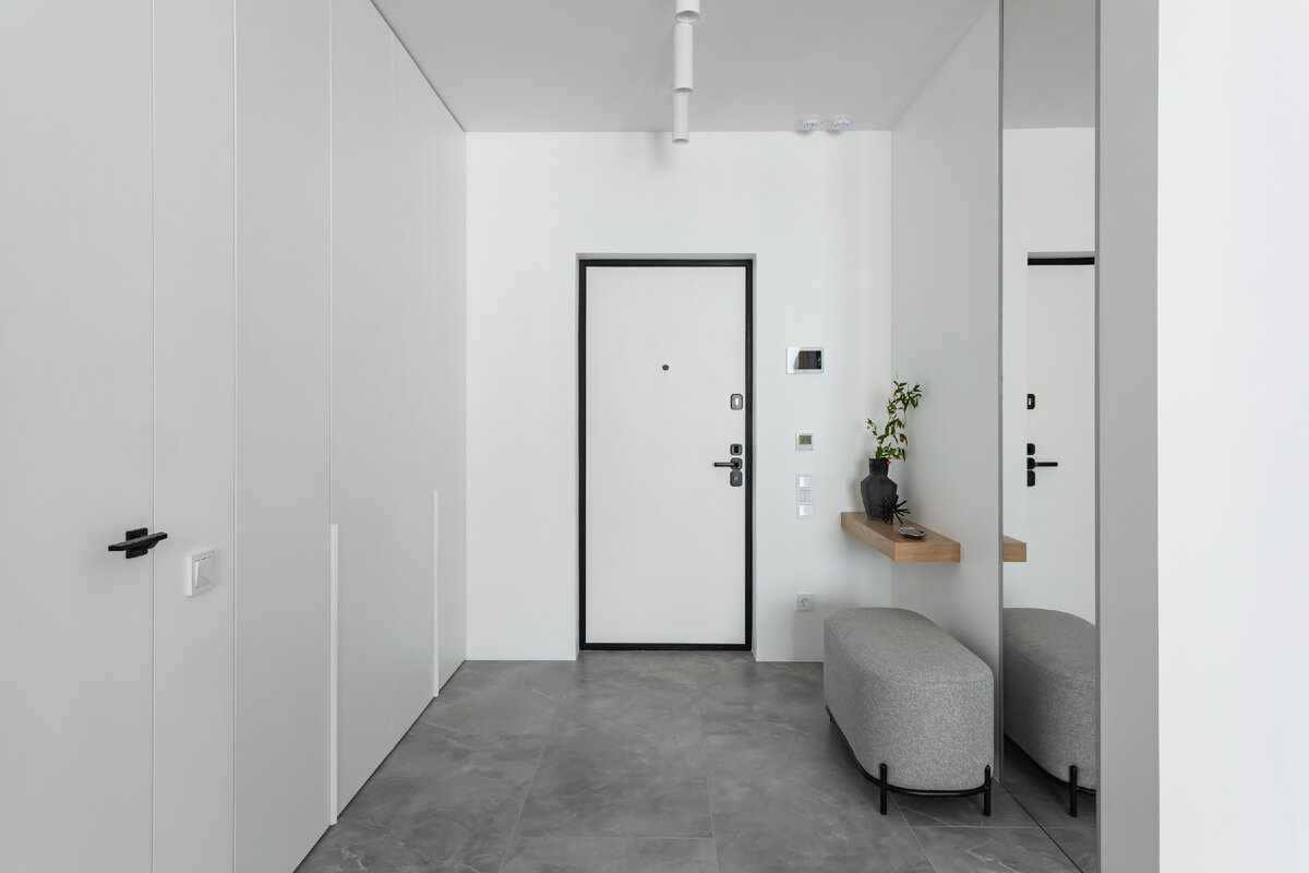 Серый интерьер прихожей