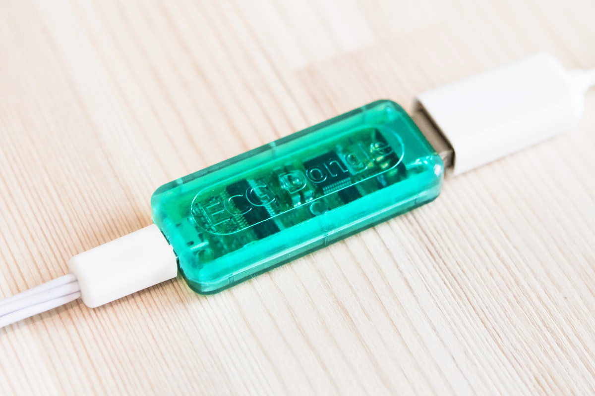 ЭКГ можно самостоятельно записать в домашних условиях с помощью кардиофлешки ECG Dongle