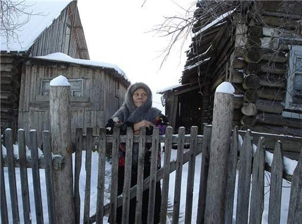 Вдова одна с ребенком в деревне дзен. Мать у калитки. Старушка у калитки. Старушка у калитки в деревне. Деревенская бабушка у калитки.