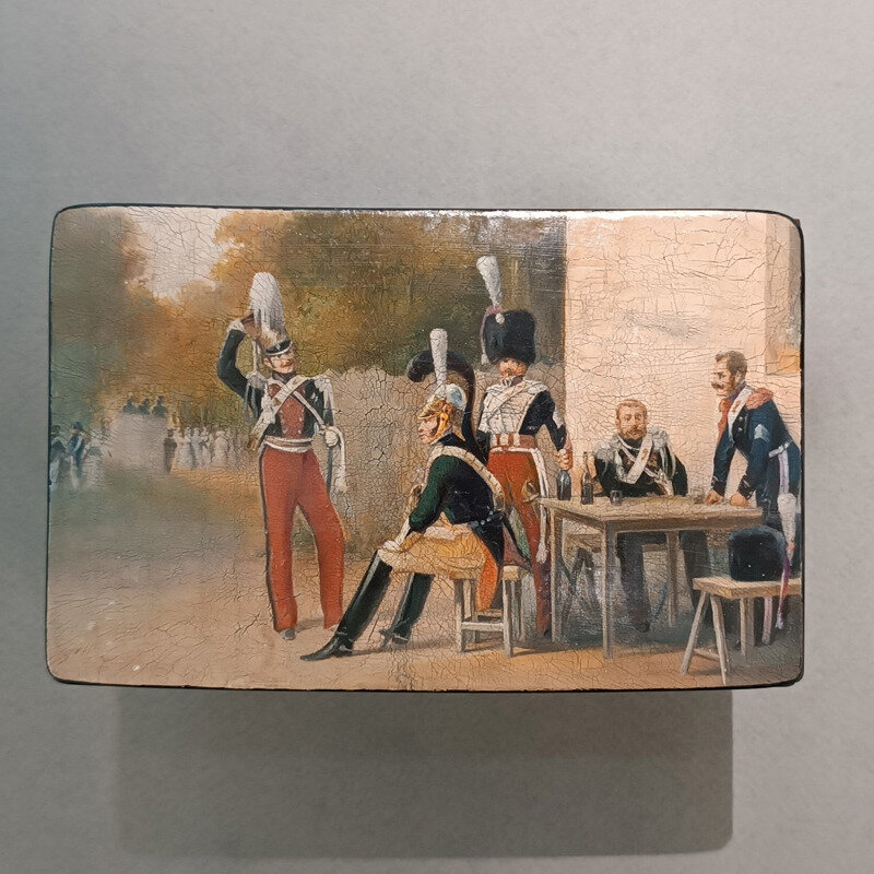Фабрика лаковой миниатюры Вишняковых. Шкатулка с изображением жанровой сцены "Отдых офицеров". Вторая половина XIX в. Источник https://artsreda.ru