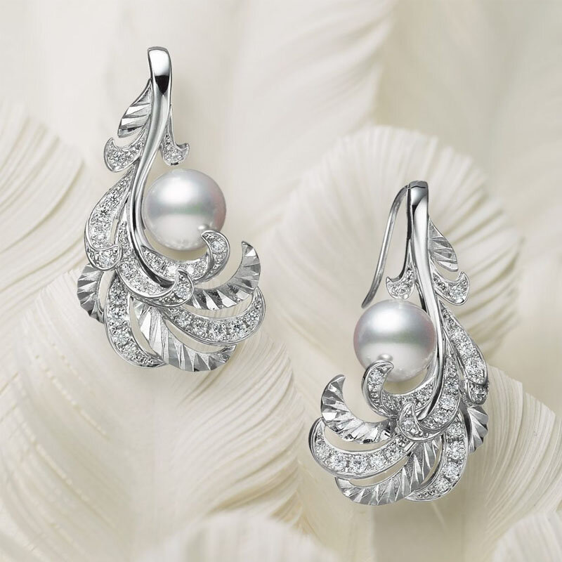 Серьги Mikimoto Feather Collection из белого золота с бриллиантами и жемчугом