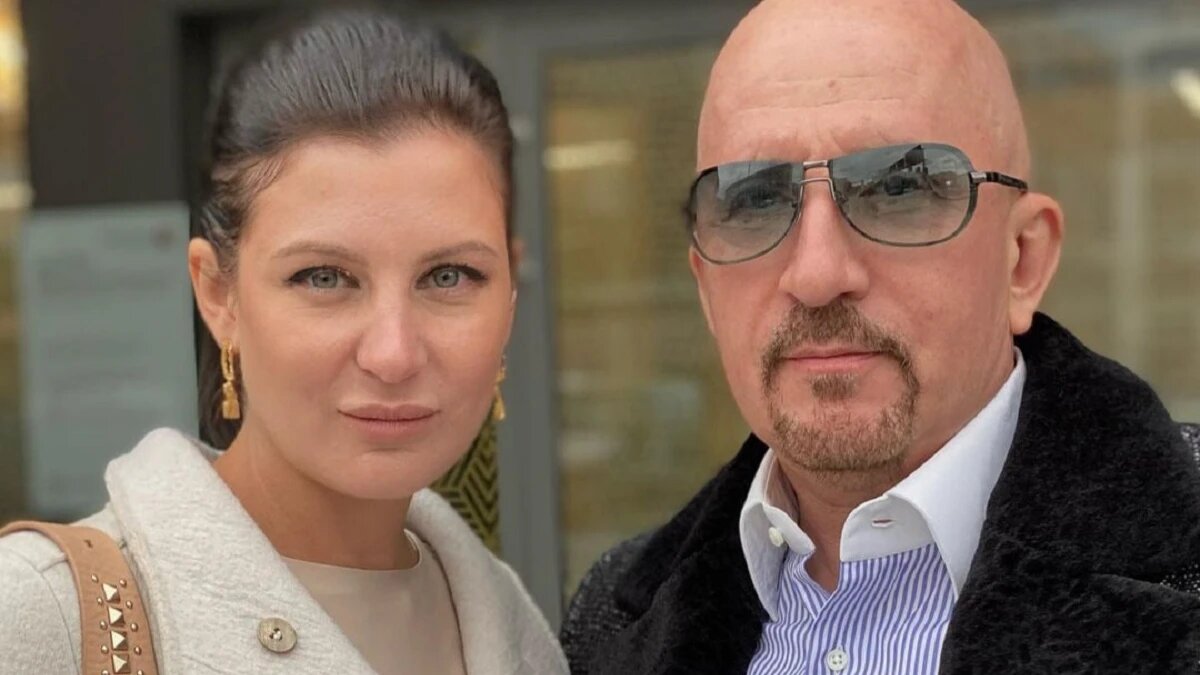 Автор хита "Рюмка водки на столе" Жека похоронил погибшую в 37 лет жену