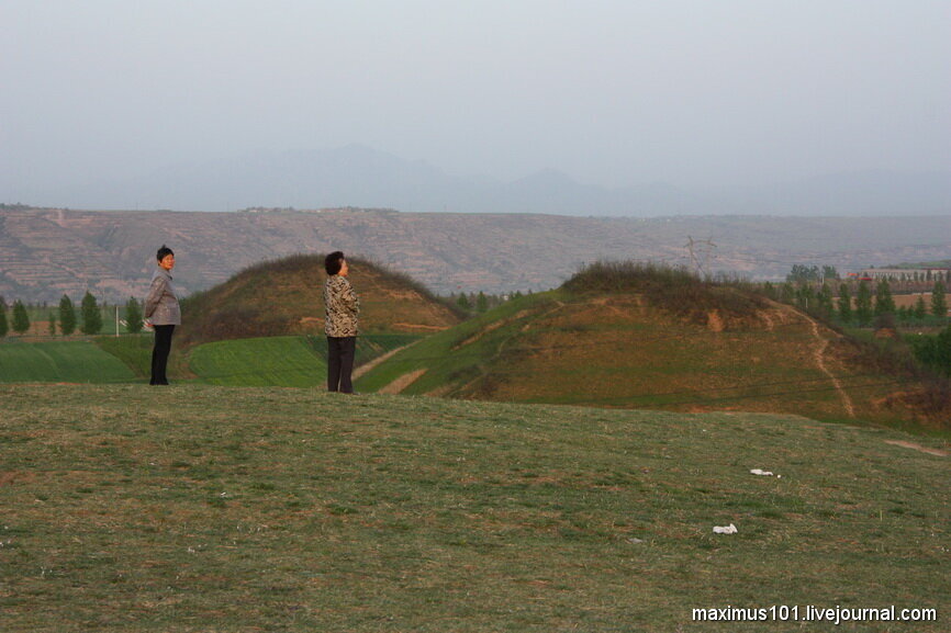 Пожилые китаянки взирают на гробницы своих великих предков. 
