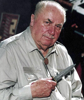 Рекс Эпплгейт с ножом