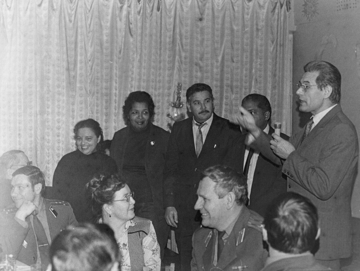 1981год. ДК Нефтяников. Клуб интернациональной дружбы. У нас в гостях друзья из Кубы.