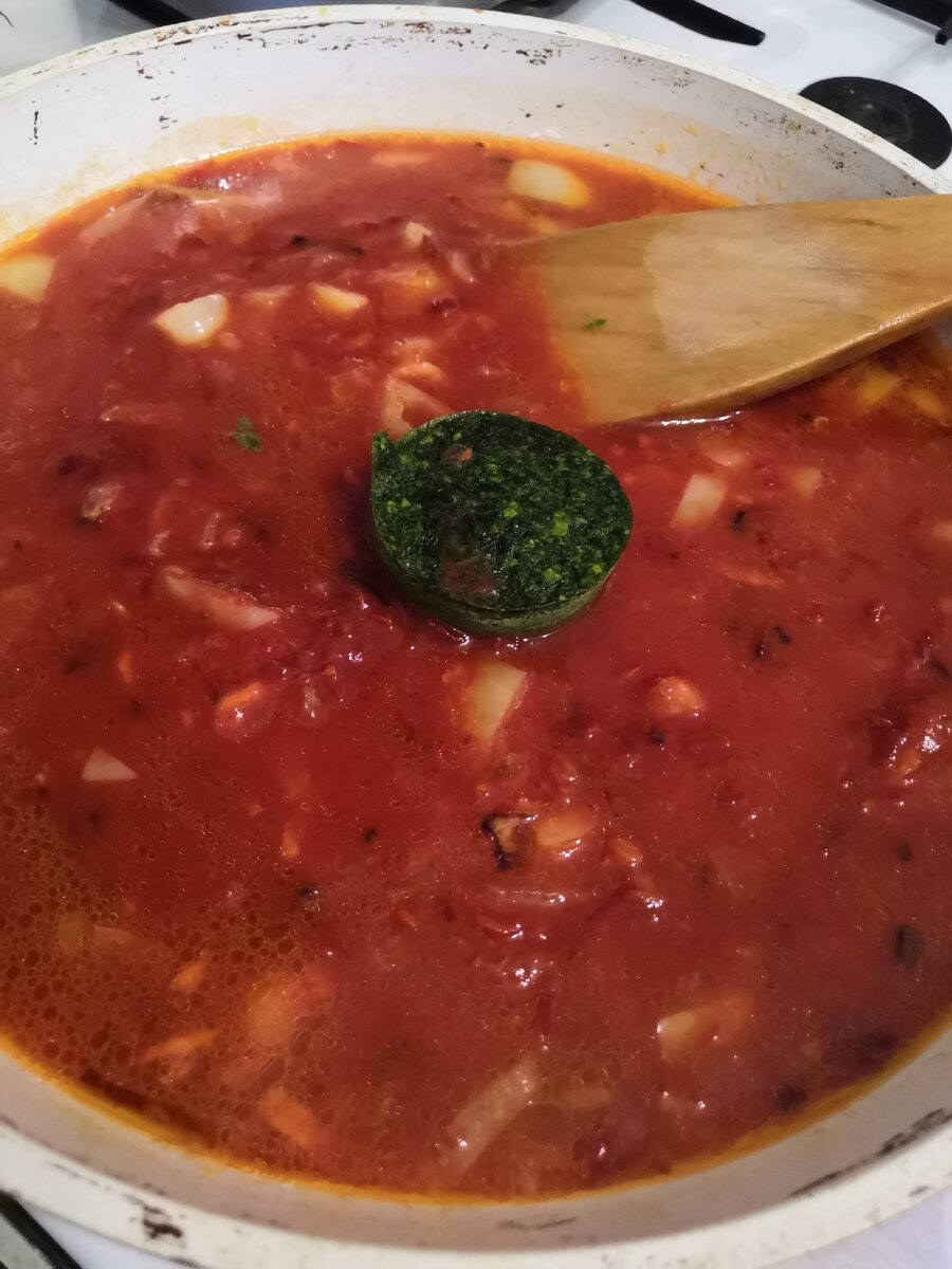 Борщ с соусом песто.