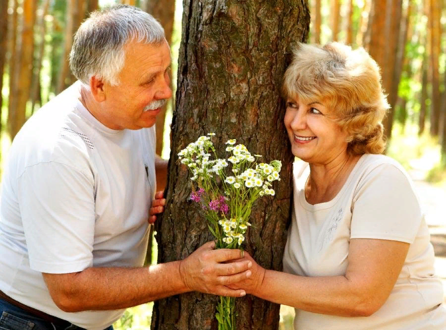 Выйти замуж на пенсии. Пожилые мужчина и женщина. Пожилые влюбленные пары. Любовь в пожилом возрасте. Любовь людей в возрасте.