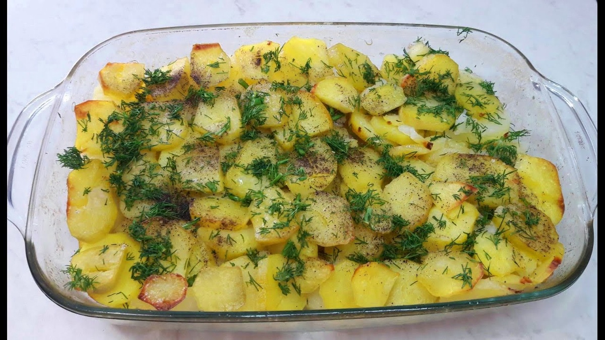Запечённая картошка со сливочным маслом - бюджетное блюдо, на которое вы потратите минимум своего времени! Запеканка очень вкусная, просто тает во рту. 