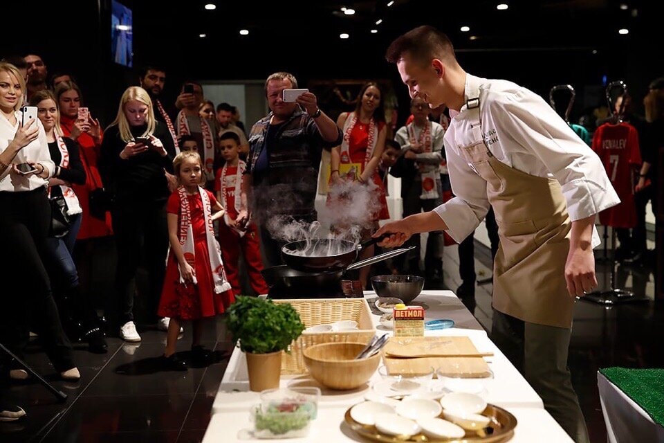 Благотворительный вечер "Своими Глазами" от Артёма Реброва