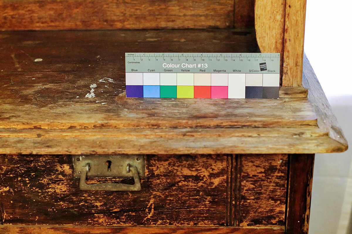 Краска раскрошилась, везде были какие-то пятна