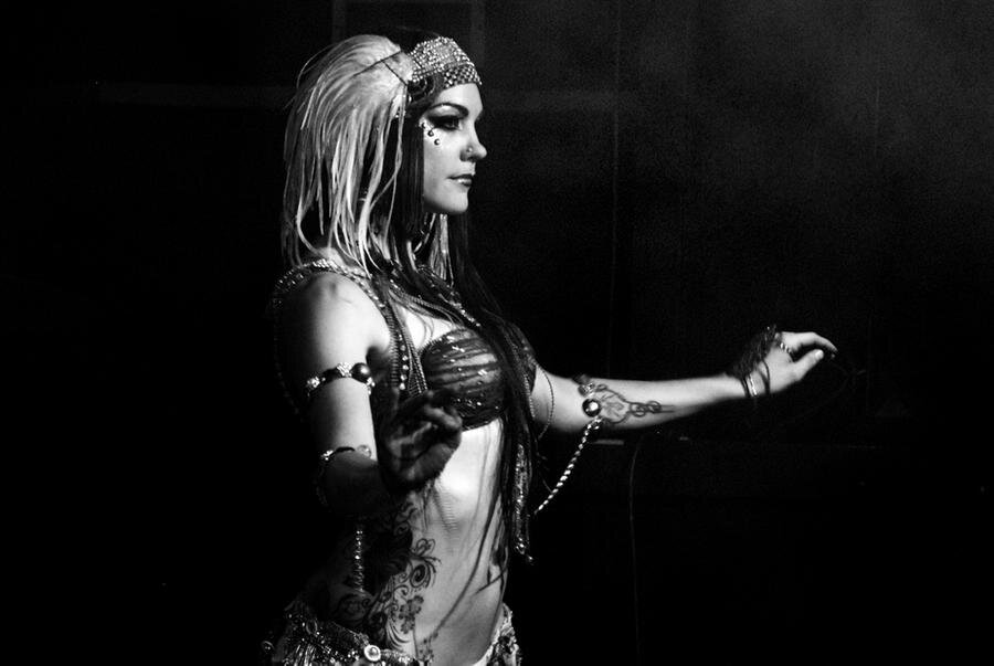 Zoe Jakes (Зои Джейкс), мастер волн руками и пл, авности-текучести движений. Выступление 2010 г. в Birmingham. Фото - Irishcompass.