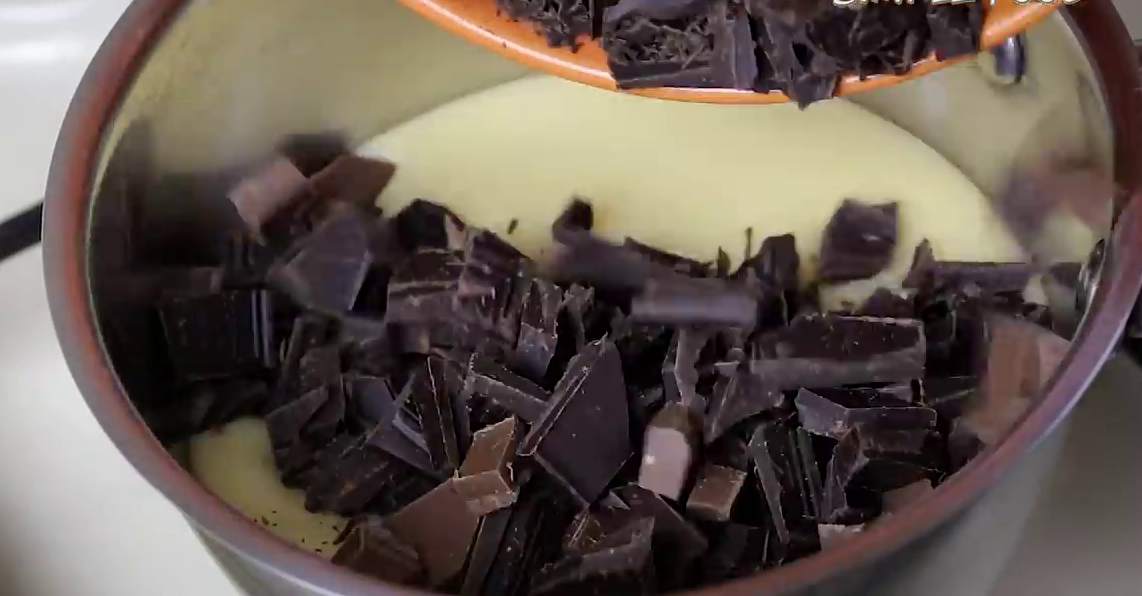 После выкладываем в форму и разравниваем лопаткой.