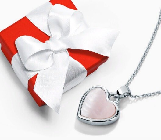 Отдаю такие сувениры дочкам. Девочкам нравится, когда шкатулка полна украшений.