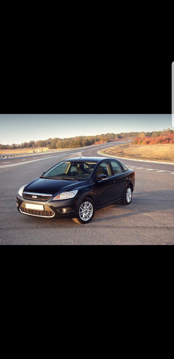 Форд Фокус 2. Этой машине можно отдать комфорт и качество материалов салона на хорошем уровне. Ведь при ее цене, класс машины все равно выше чем у остальных в статье. Шумоизоляция,  оптика, устойчивость на дороге, все это на высоком уровне. Даже при ее массе двигатель имеет хорошую динамику.