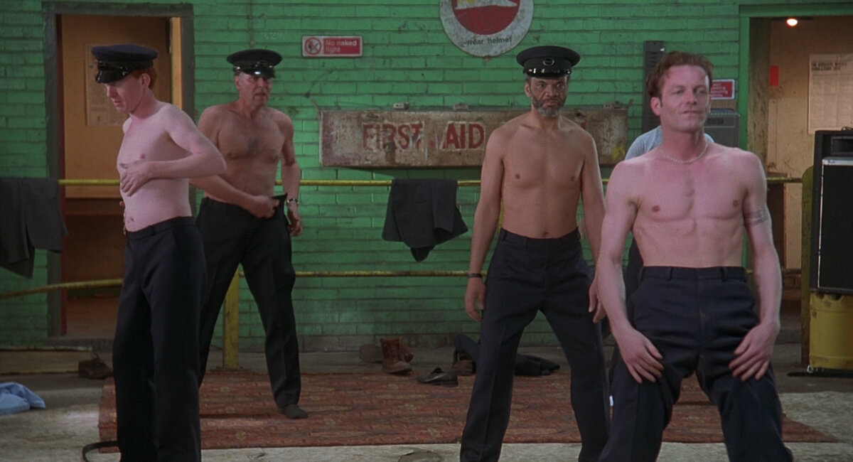 Кадр из фильма "Мужской стриптиз", 1997 г.