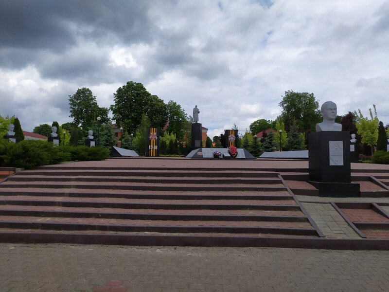 Тут лет 20 назад был ужасный автовокзал и туалет, а теперь разбили скверик