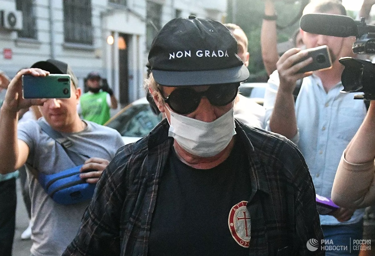  РИА Новости / Максим Блинов
Актер Михаил Ефремов во время возвращения после допроса по делу о ДТП в квартиру в Плотниковом переулке в Москве. Архивное фото