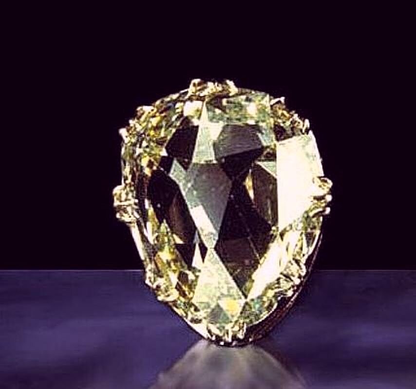 Бледно-желтый алмаз "Санси" был найден в 1064 г в Восточной Индии и весил около 125 карат. Камень несколько раз перепродавали,из Индии его вывезли и след его был утерян. В 1473 г алмаз оказывается у Карла смелого, который и поручает огранить его фламандскому шлифовальщику Людвигу Ван-Беркену. В результате огранки алмаз потерял в весе 48 карат. Зато он получил двойную огранку с 32 гранями...
