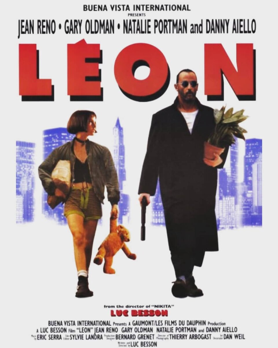 ЛЕОН (1994 г.)Увидев любой постер из этого фильма в голове заиграет песня Sting - Shape of my heart. По истенне легендарный фильм на все времена. В главных ролях снимались: Жан Рено, Натали Портман, Гари Олдман.