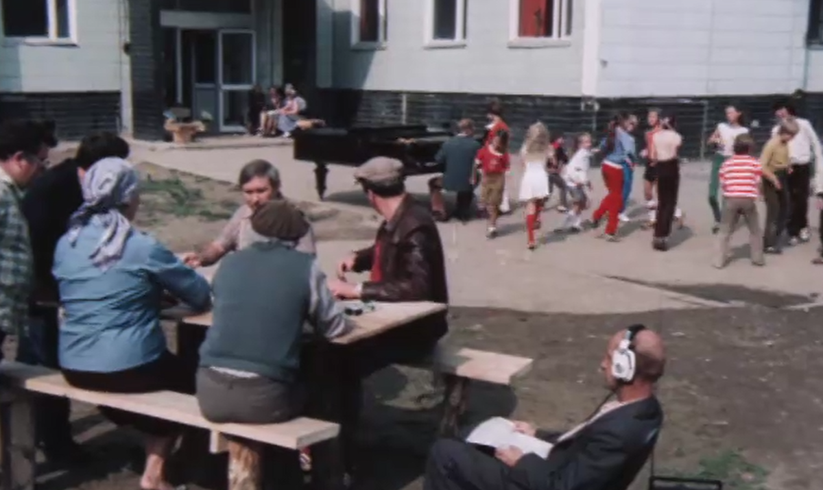 Кадр из короткометражного фильма "Этюд для домино с роялем" (1982)